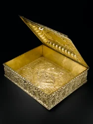 Sølvforgylt rektangulær kiste med hengslet lokk, trappet i midten, fra toaletttjenesten Lennoxlove, eid av Frances Teresa Stewart, hertuginne av Richmond og Lennox: French, Paris, 1666-1667