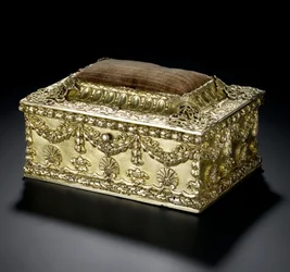 Sølvforgylt rektangulær kiste med hengslet lokk med nålepute, fra toaletttjenesten Lennoxlove, eid av Frances Teresa Stewart, hertuginne av Richmond og Lennox: French, Paris, 1664 - 1665 eller 1668 - 1669