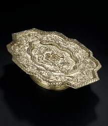 Sølvforgylt salver med formet kontur, fra toaletttjenesten Lennoxlove, eid av Frances Teresa Stewart, hertuginne av Richmond og Lennox: French, Paris, 1666 - 1667