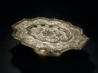 Sølvforgylt salver med formet kontur, fra toaletttjenesten Lennoxlove, eid av Frances Teresa Stewart, hertuginne av Richmond og Lennox: French, Paris, 1666 - 1667