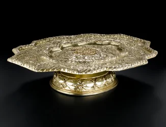 Sølvforgylt salver med formet kontur, fra toaletttjenesten Lennoxlove, eid av Frances Teresa Stewart, hertuginne av Richmond og Lennox: French, Paris, 1666 - 1667