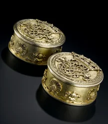 Sølvforgylt liten sirkulær boks med deksel fra toaletttjenesten Lennoxlove, eid av Frances Teresa Stewart, hertuginne av Richmond og Lennox: French, Paris, analysert mellom september 1672 og oktober 1674