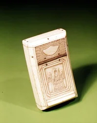 Snusboks, laget av en krigsfange, ca. 1790 (bein)