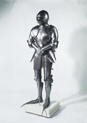 Rustning med snabelsko, ca. 1480