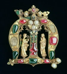 Hylle-juvelen, i form av en kronet Lombardisk initial M med kunngjøringsfigurer, sent på 1300-tallet (forgylt sett med rubiner, diamant, smaragd og perler)
