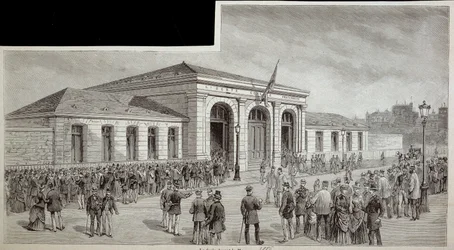 Folkemengden foran likhuset i Paris i 1886.
