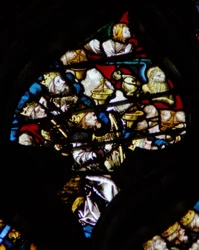 Det vestlige rosevinduet viser en scene fra Åpenbaringsboken: tjuefire eldste sammen med Matteus-engelen og Markusløven (4:10).