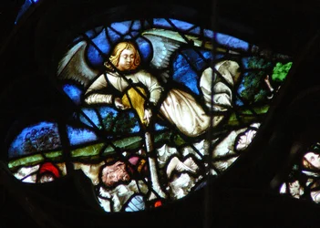 Det vestlige rosevinduet som viser en scene fra Åpenbaringsboken: tredje hetteglass helles over elvene og bekkene 16:4-6).