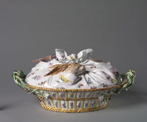 Terrin in the Form of a Basket of Game, produsent Sceaux Factory, ca. 1755 (tinnglasert keramikk (fajanse) med emaljedekor)