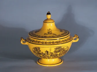 Terrin med sort trykkdesign, ca. 1820 (fajanse)
