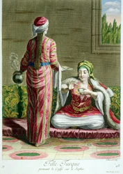 Tyrkisk jente som har kaffe på sofaen, fra samlingen av trykk av kostymer fra Levanten, gravert av I. Haussard, 1707-08