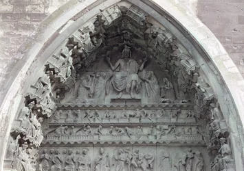 Tympanum fra venstre portal av det nordlige tverrarm som viser den siste dommen, 1225-40
