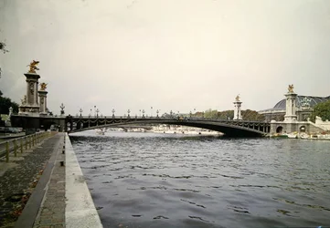 Utsikt over Pont Alexandre III, bygget av ingeniørene Louis-Jean Resal (1854-1920) og Amedee Alby (1862-1942) for verdensutstillingen i 1900, 1897-1900