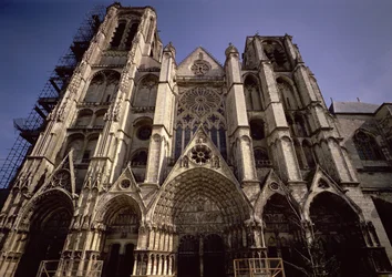 Utsikt over vestfasaden, 1300-1500-tallet (for detaljer se 94674)