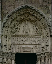 Utsikt over tympanonet som viser Madonnaen og barnet på tronen, sørdøren til den kongelige portalen, ca. 1145-50