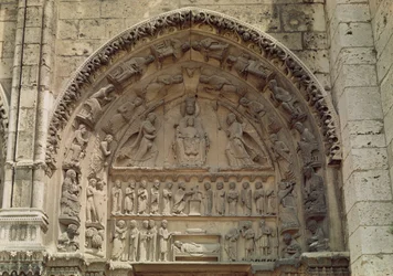 Utsikt over tympanonet som viser Madonnaen og barnet på tronen, sørdøren til den kongelige portalen, ca. 1145-50