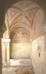 Utsikt over den vestlige delen av krypten med veggmalerier som viser to episoder fra St. Stefans martyrium (se også 94652, 94654 og 16289)