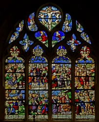 Vindu som viser lidenskapsscener (farget glass)