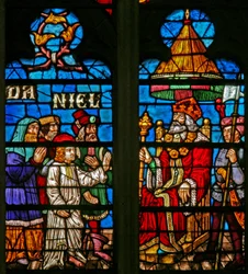 Vindu w136 som viser scener fra historien om Daniel: før Nebukadnesar
