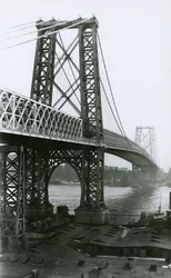 Williamsburg Bridge over East River under bygging, 1898