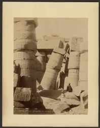 (Karnak) Det store tempelet, hypostylehallen, interiøret, skjev søyle