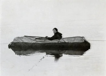 Campbell flytende i en kajakk, 1911, 1913
