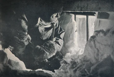 Rydder drift fra Window of Hut ved Cape Adare, c1911, 1913