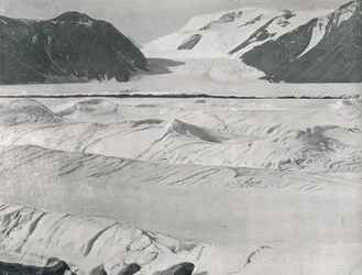 Sprukket is ved inngangen til Priestley Glacier, c1911, 1913