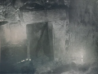 Inside Door of Igloo av Light of Blubber Lamps, c1911, 1913