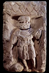 Gallo-romersk kunst: tricefale divinitter eller Merkur har tre hoder. Relieff på stein. 1. århundre f.Kr. - 5. århundre e.Kr. Paris, Musee Carnavalet