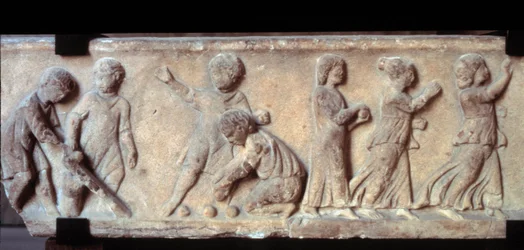 Gallo romersk kunst (galloromain): marmorfrise i lavt relieff fra en sarkofag og som representerer barn som spiller ball. 2. århundre e.Kr. Paris, Louvre-museet