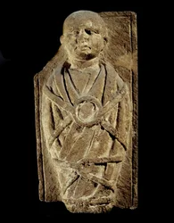 Art Gallo Romain: ex-voto som representerer et svøpt barn. Kalksteinsskulptur. Saint Germain En Laye, Antikvitetsmuseet