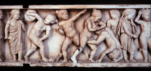 Gallo romersk kunst (galloromain): marmorfrise fra en sarkofag som viser barn som leker. Paris, Louvre-museet