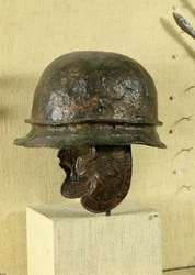 Hjelm med kinnbeskyttere fra Alesia, Tène III