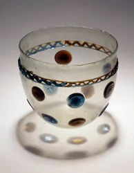 Gallisk kunst: glasskopp med fargede tabletter. Slutten av 4. begynnelsen av 5. århundre etter JC. Fra Breny. Saint Germain en Laye, Museum of National Archaeology