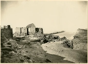 Tempelruiner, med Nilen i bakgrunnen, Qasr Ibrim, Egypt, fotografi av Georg Steindorff, ca 1930