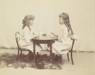 Frances og Ethel de Forest, døtre til Robert de Forest, ca. 1890.