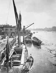 Albert Embankment mot Lambeth Palace fra Vauxhall Bridge, London
