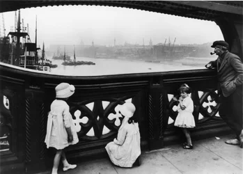 Folk ser på Themsen fra Tower Bridge, City of London, c1930