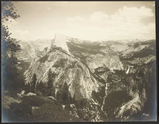 Baksiden av Half Dome - Vernal og Nevada Falls fra nær Glacier Point - Yosemite