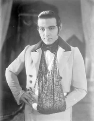 Valentino på settet til 'The Eagle' med armen i en slynge etter en bilulykke, ca. 1925