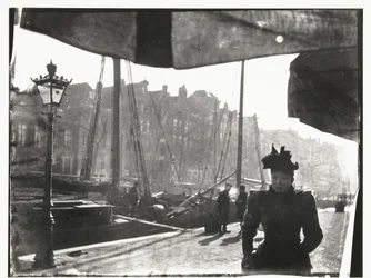 Portrett av en kvinne som går langs Prinsengracht i Amsterdam