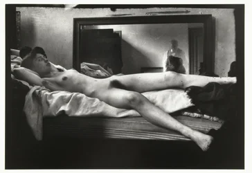 Portrett av en kvinnelig nakenmodell med Breitner som fotograferer i speilet