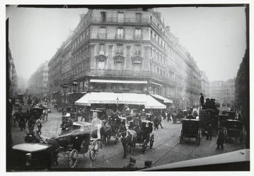 Gatevisning av et travelt veikryss i Paris