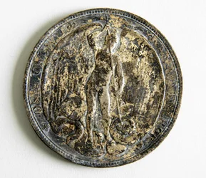 Figur drepende slange, en krone