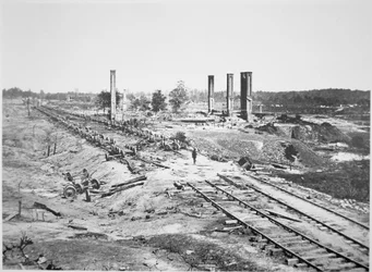 Ruins of Hoods 28-bilers ammunisjonstog og Scofield Rolling Mill, nær Atlanta, Georgia, september 1864 (s/hv-fotografi)