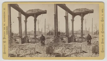 Stereograf av en mann som kjøler ned en safe blant ruinene etter Chicago-brannen i 1871, 1871 (bw-bilde på kortfeste)