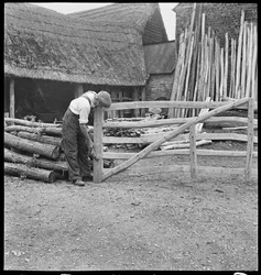 En mann som lager en jordeport i landsbyen Aston, 1930–50 (foto)