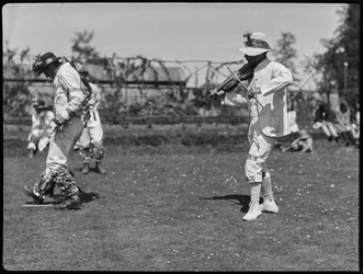 Et medlem av Bampton Morris-troppen opptrer i en «pipedans», akkompagnert av fiolinisten