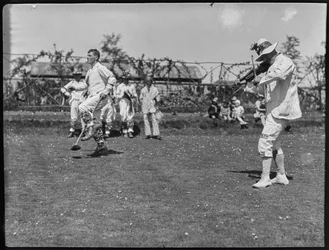 Medlemmer av Bampton Morris-troppen fremfører en dans